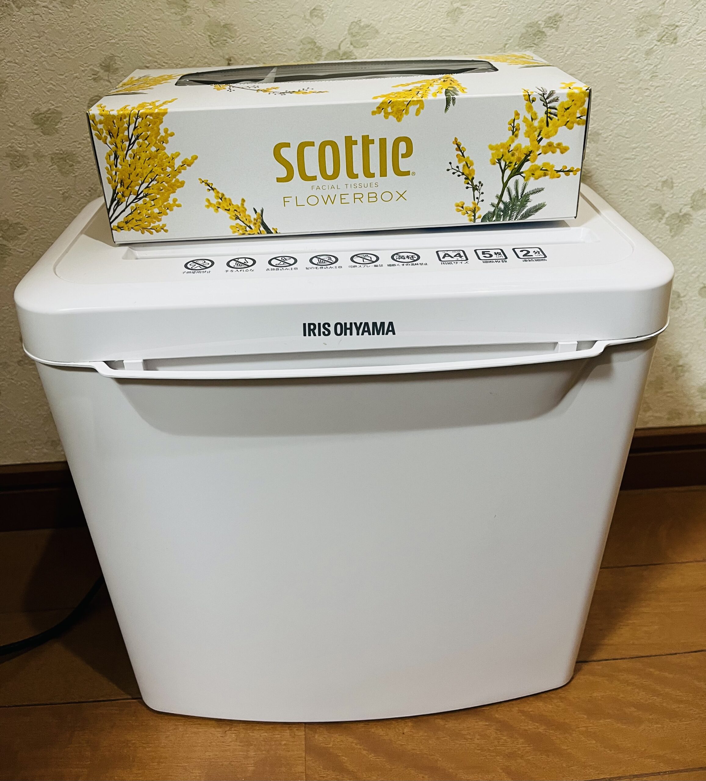 シュレッダーとティッシュ箱との大きさ比較