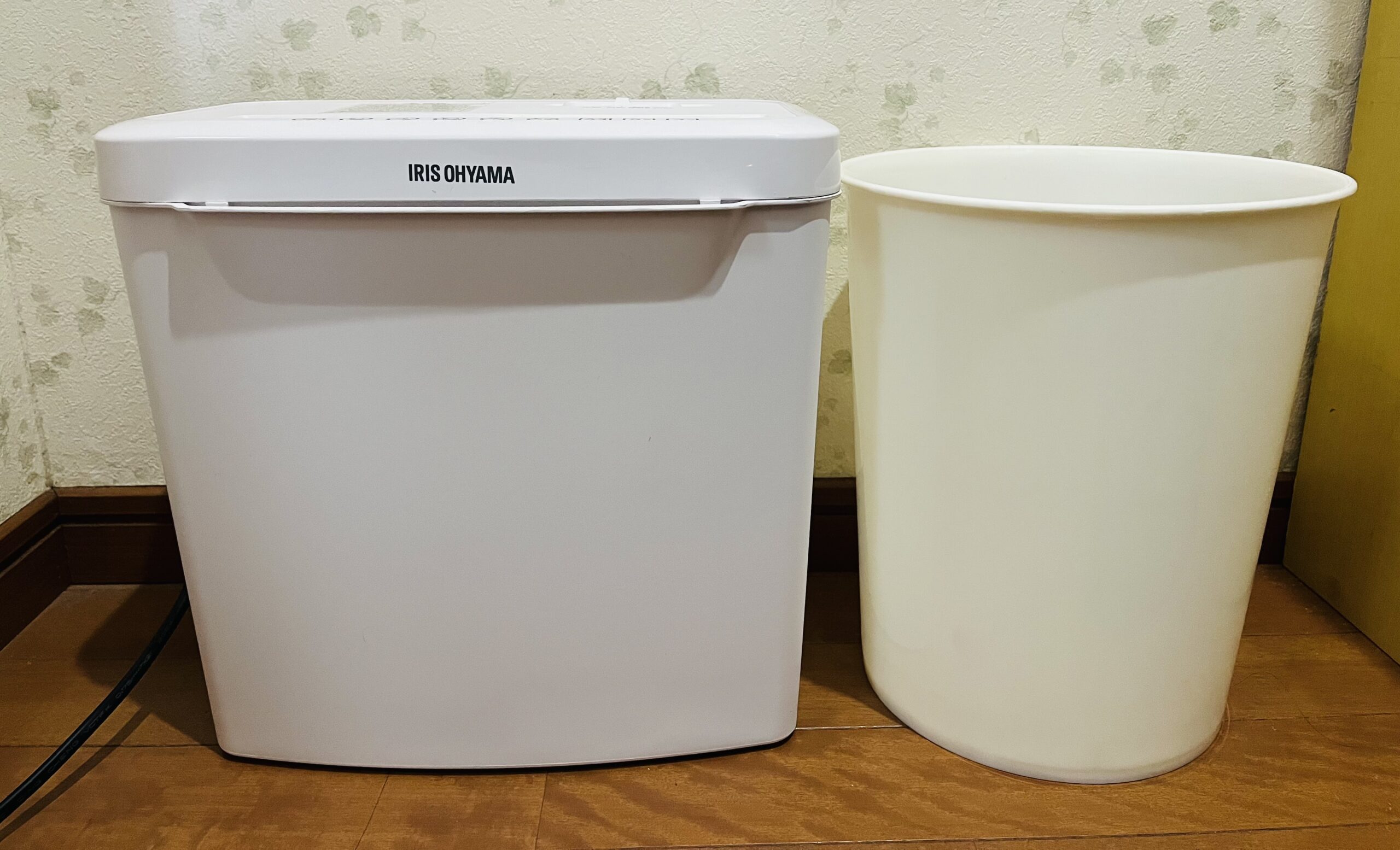 シュレッダーとゴミ箱の大きさ比較