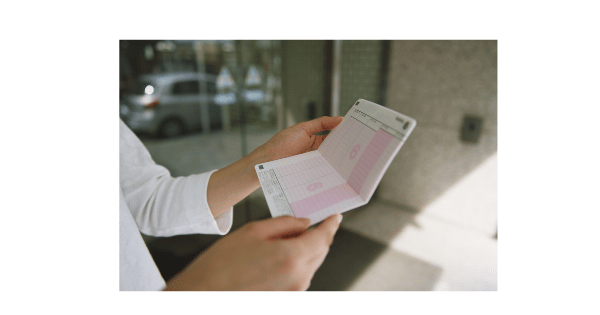 銀行通帳を眺める