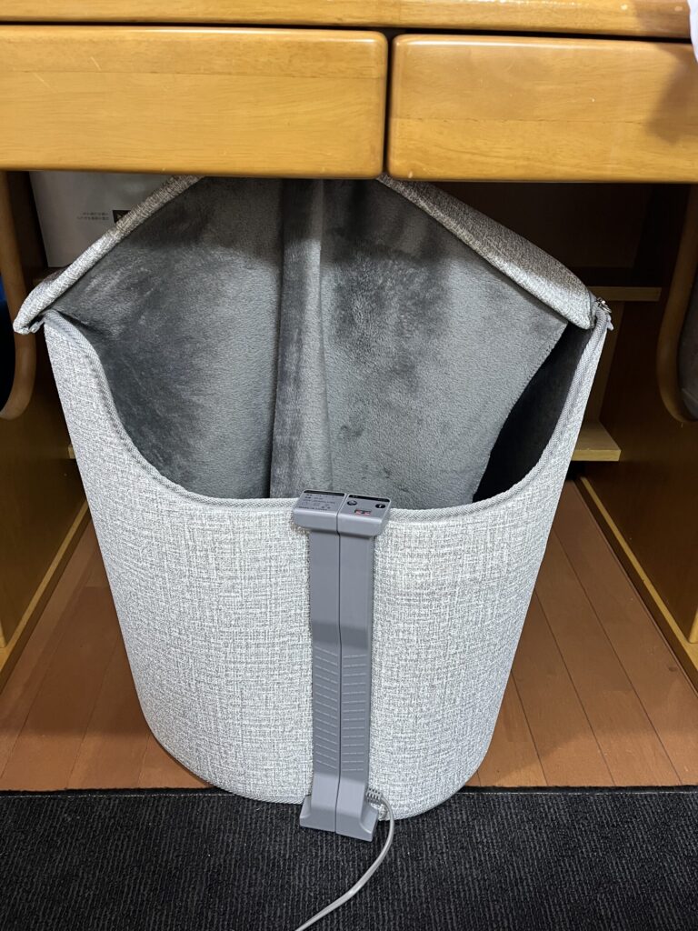 デスク下のパネルヒーター設置シーン